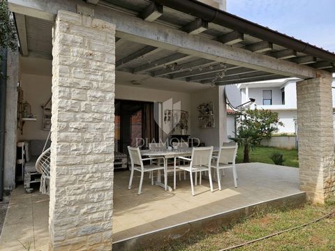 Location: Istarska županija, Poreč, Poreč. Parenzo, ampio appartamento con garage e giardino vicino alla spiaggia Godetevi la perfetta combinazione di comfort e stile marittimo in questo appartamento splendidamente arredato a soli 900 metri dal mare ...