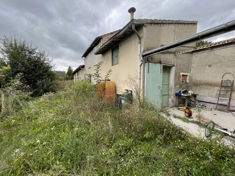 Huis met groot land en bijgebouwen Opmerkelijk potentieel Ontdek deze charmante T4-woning van 71m2 gelegen in een rustige omgeving in Fère Champenoise, die wacht op uw ideeën om al zijn pracht te onthullen. Belangrijkste kenmerken: - Hoofdhuis: Besta...