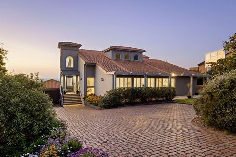 Conçue pour offrir une vue imprenable sur la péninsule, la baie et les toits de la ville, cette villa côtière d’inspiration méditerranéenne aux proportions somptueuses et somptueusement aménagée incarne la vie et le divertissement de style hôtelier c...