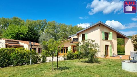 ARCHITEKTURVILLA MIT NEBENGEBÄUDEN UND SCHWIMMBAD Kommen Sie und entdecken Sie unverzüglich in der Stadt Cintegabelle diese prächtige, von einem Architekten entworfene Villa aus dem Ende der 1980er Jahre mit einem unabhängigen Studio von über 30 m² u...