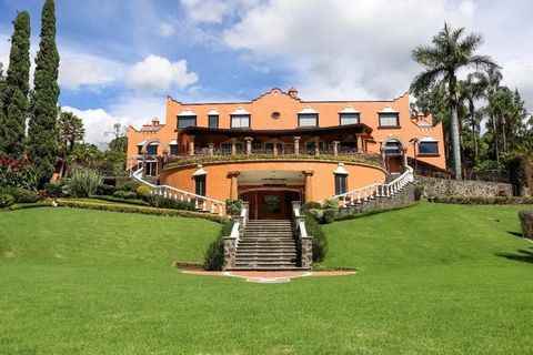 Mexiko - Cuernavaca - Zu verkaufen - Eigentum - 9 Zimmer - 1800 m2 - Grundstück von 5013 m2 - Zisternen, Kraftwerke, Schwimmbäder, 3 Jacuzzis, Weinkeller - 18 Badezimmer - 3 Serviceräume - Voll ausgestattete Küche - Wohnzimmer TV, Arbeitszimmer , 2 B...