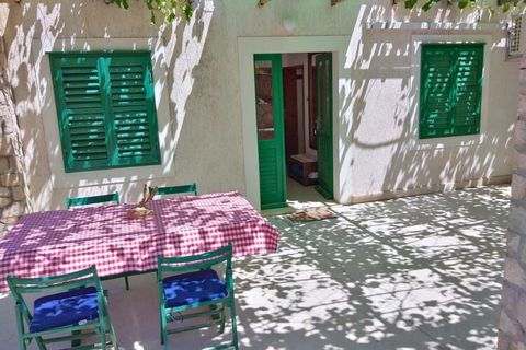 Le Guest House Hazdovac est situé à Kozarica sur la magnifique île de Mljet.Une bagagerie avant l'enregistrement et après le départ est disponible, afin que vous puissiez explorer un peu plus l'île avant le départ.Parking privé gratuit sur place, rés...