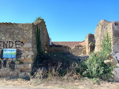 Moradia em ruína para recuperação em Casais de Santa Helena, na freguesia de A dos Francos. Está inserida num terreno de 258,5 m2 e tem uma área bruta de construção de 109,7m2. Terreno com vista desafogada e excelente localização. Moradia térrea com ...