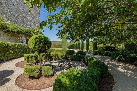 BetweenUzès and he Ardèche gorges, in a perfectly preserved environment, lies this superb renovated property set in almost 7,000 m2 of grounds. At the end of an incredible cypress-lined driveway, bordered by formal gardens, this old farmhouse has bee...