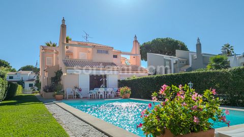 Fantastisches Doppelhaus mit drei Schlafzimmern im Herzen von Vilamoura Diese atemberaubende Doppelhaushälfte im Herzen von Vilamoura bietet einen ruhigen und komfortablen Lebensstil in einer der begehrtesten Gegenden der Algarve. Das Haus besteht au...