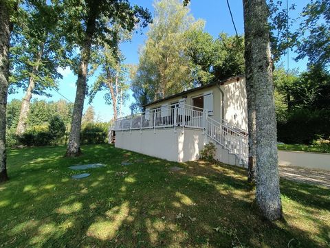 Located on the second line of Lake Pareloup, less than 100 m from a beautiful wild beach, house completely renovated in 2023 on a plot of 659 m² flat, enclosed and wooded, quiet and not overlooked! In the basement there is a garage/cellar/laundry roo...