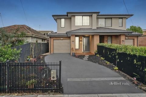 Make your McKinnon Secondary College zone move a lasting family success with this outstanding four bedroom three bathroom street front sensation. Filled with sunlight on the northern side, this brilliant design reveals a superb entry foyer, a glisten...