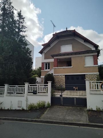 A VOIR SANS TARDER Une maison des années 50 rénovée et agrandie proche du centre ville, commerce, à proximité collège et lycée, Intermarché, grand frais. à 10 min en voiture. Au rez de chaussée: un grand salon de 40 m² avec son poêle à bois, une cuis...