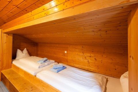 Situado en el segundo piso, este apartamento meticulosamente mantenido ofrece un interior cómodo y acogedor, perfecto para relajarse después de un día explorando las montañas. Salga al balcón y déjese cautivar por las impresionantes vistas del paisaj...