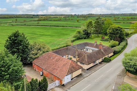 Entrez dans cette ravissante maison de plain-pied qui s’écoule de manière désirable dans un mouvement circulaire autour d’un joli jardin de cour centrale. La propriété classée Grade II dispose d’une cuisine / salle de petit-déjeuner de style campagna...