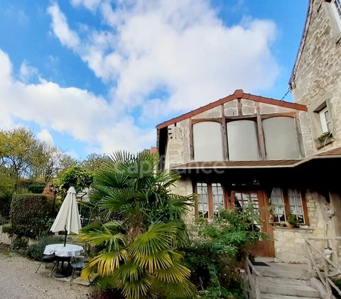 Venez découvrir en plein cur d'Auvers-sur-Oise ce bien unique dans une rue calme : Cet ancien atelier sur deux niveaux vous offrira de multiple possibilités après des travaux de rénovation : devenir un atelier d'artiste ? un lieu d'exposition ? une h...