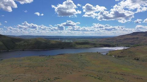 Privates 40 Hektar großes Baugrundstück auf einem Hügel mit Blick auf das Black Canyon Reservoir in Spring Creek Ranches. Das Baugrundstück wurde bereits in perfekter Lage eingeebnet, um Ihr Traumhaus zu bauen, von dem aus Sie einen ungehinderten Bli...