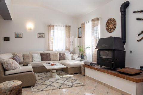 Location: Istarska županija, Rovinj, Rovinj. Istria, Rovinj - Beautiful one-story house near Rovinj In a peaceful and idyllic setting, just a few kilometers from Rovinj, lies this charming one-story house, with a living space of 156 m² and a landscap...