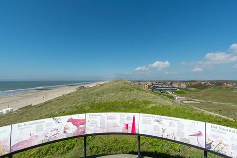 Przeżyj najlepszy wypoczynek na plaży w tym apartamencie, zachwycającym apartamencie wakacyjnym położonym zaledwie kilka metrów od piaszczystych brzegów. Położony na drugim piętrze apartament oferuje oszałamiające widoki na wioskę i pobliskie wydmy, ...