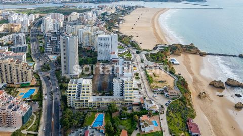 Fantastyczny apartament z jedną sypialnią w pobliżu Praia Da Rocha. Ten uroczy apartament znajduje się zaledwie 100 metrów od plaży i znajduje się na zamkniętym osiedlu z basenami, kortem tenisowym, siłownią, restauracją i barem. Składa się z salonu ...