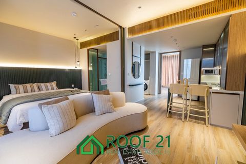 Experimente a vida de luxo no seu melhor neste raro condomínio de 47 m² no 41º andar do AROM JOMTIEN! Esta unidade exclusiva oferece vistas panorâmicas deslumbrantes da Praia de Jomtien e faz parte de um condomínio privado de elite com apenas 314 res...