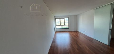 2 bedroom flat for rent Edifício Boss Luxury Tower - Porto, available from November 15th. This 2 bedroom flat in the Boss Luxury Tower Building seems to be an excellent opportunity for those looking for quality housing in a privileged location for re...