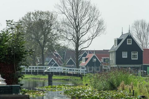 Deze vrijstaande accommodaties op Resort de Rijp zijn alle in typisch Zaanse stijl gebouwd. Je hebt de keuze uit verschillende, comfortabel ingerichte types. Het L-vormige, 6-pers. type De Rijp (NL-1487-03) is zeer ruim opgezet. Van het type Waterlan...