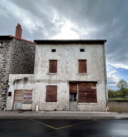 Dans un village avec les premières commodités et services, cette maison à rénover entièrement est composée de trois niveaux d'environ 50 m2 chacun. Elle comprend également un atelier de 16 m2 et une cour de type 'patio' d'environ 90 m2 exposée Ouest,...