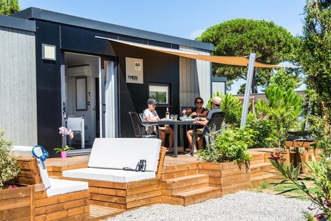 Modernes Feriendorf auf einem 8 ha großen Gelände, nur ca. 700 m vom Strand über einen Fußweg entfernt. Die zahlreichen Pinien und anderen Schatten spendenden, heimischen Bäume rund um die Mobile Homes sorgen für eine angenehme Kühle in den heißen So...