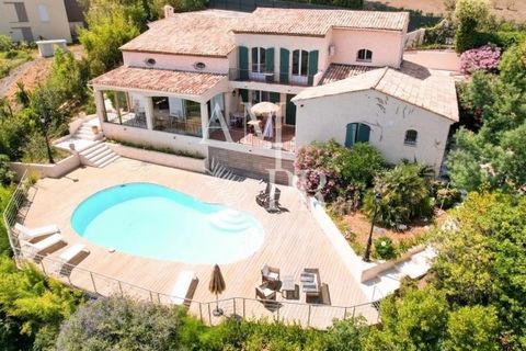 En position dominante sur les hauteurs de Vallauris (limitrophe de Mougins), cette villa familiale traditionnelle entièrement rénovée de 288m² sur un terrain de 1500m² offre de beaux volumes et une vue imprenable sur le Cap d'Antibes et la mer. Const...