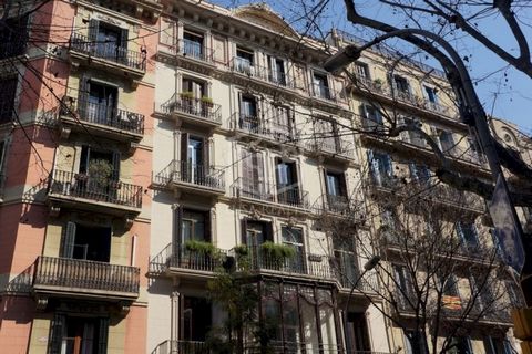 Klassisches Gebäude zum Verkauf in Barcelona, in der ruhigen und eleganten Wohngegend von Les Corts. Nur 10 Minuten vom Einkaufszentrum Illa Diagonal und dem Bahnhof Sants entfernt. Eine Gegend mit allen notwendigen Annehmlichkeiten, mit zahlreichen ...