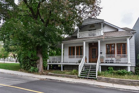 La campagne à la ville! Triplex ayant beaucoup de cachet situé au coeur de la ville de St Jérôme près de tous les services, université, cegep, transport en commun et autres. Coin de rue, vue sur la rivière du nord, cour intime entourée d'arbres matur...