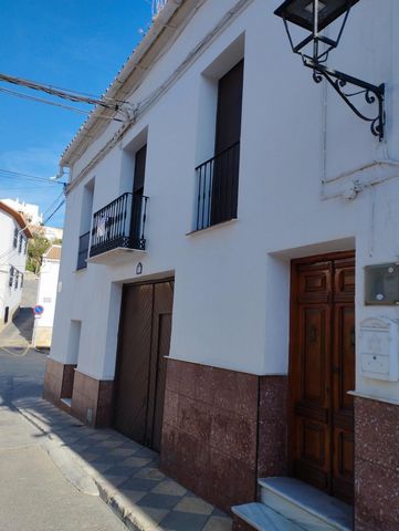 Malaga Spain House presents you a great house in Riogordo. A town known for the representation of the paso during Holy Week and its snail festival that is celebrated between the months of April or May. As we said a great house for large families. It ...