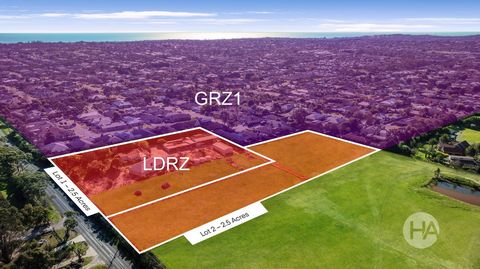 Een zeldzame convergentie van het plattelandsleven en het gemak van de voorsteden, of de droom van een ontwikkelaar in een van de geliefde badplaatsen van het Mornington-schiereiland, dit pand van 5 hectare (ongeveer) biedt de ultieme kans om te geni...