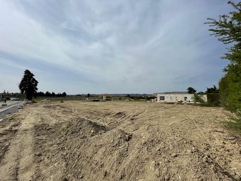 Sur la commune de SABLET, idéalement située dans un nouveau petit lotissement et proche de toutes les commodités (pharmacie, Boulangerie, Tabac...), venez découvrir cette parcelle de 227 m2 permettant la création d'une villa en R+1. La parcelle est v...