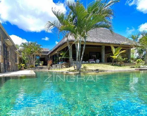 Full property : Tropical 4 bedroom villa surrounded by nature. Located in the middle of a quiet and wooded area, this magnificent property is located on 5,000m2 of land in full ownership, offering privacy and serenity in an authentic Balinese atmosph...