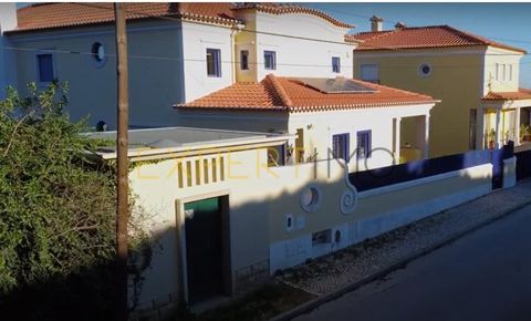 Moradia diferenciada, construída num terreno de 1236 m², com materiais de topo e grande atenção aos detalhes para proporcionar o máximo conforto. A moradia está situada na secular Vila de Palmela, no declive da Serra do Louro, com uma incrível vista ...