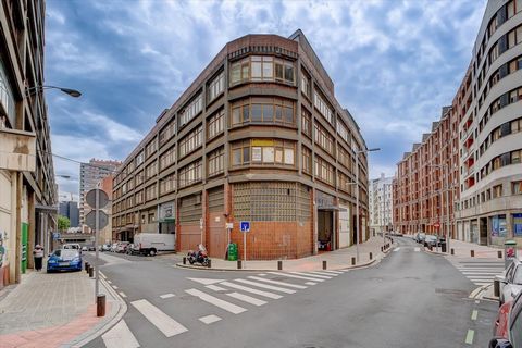 Excelente oportunidad de adquirir en propiedad esta nave industrial ubicada en la localidad de Bilbao, provincia de Vizcaya. Dispone de buenos accesos y está bien comunicada. La nave dispone de zona de aparcamiento y carga y descarga ; y zona de ofic...