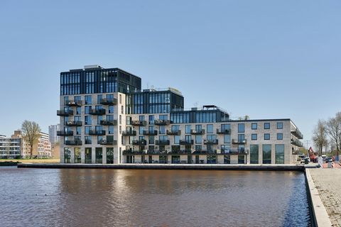 Opendeurdag donderdag 22 mei van 10 tot 12 uur en van 15 tot 17 uur Er zijn vaak genoeg redenen om niet te handelen, maar dit opmerkelijke penthouse veegt elke aarzeling meteen weg. Als je eenmaal binnenstapt, zul je overtuigd zijn, vooral als je van...