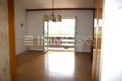Spacious family jewel with great potential - 111 m² incl. loggia - in need of renovation! This space miracle with plenty of space for the young family, near the market square of the popular community of St. Florian near Linz, is located on the 2nd an...
