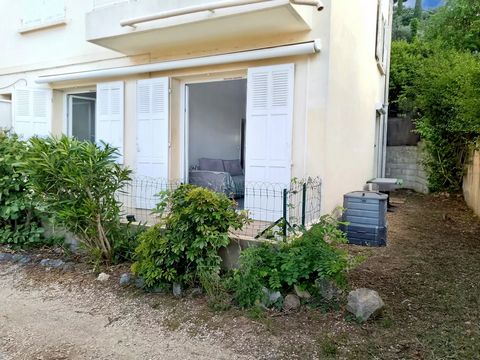 Au calme T2 avec terrasse TOULON EST Situé dans un environnement paisible, au calme avec vue dégagée, proche corniche Escartefigue, dans petite copropriété de 6 lots, cet appartement T2 en rdc offre un cadre de vie agréable. Composé d'un hall d'entré...