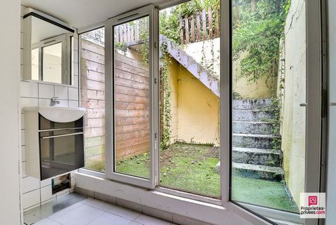 Vous cherchez un lieu atypique alliant confort et potentiel professionnel ? Ne cherchez plus ! Ce charmant rez-de-jardin situé dans une petite copropriété, au coeur d'un quartier pavillonnaire de Montreuil, est une véritable pépite. Dès l'entrée, vou...