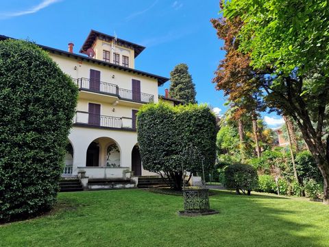 Questa villa prestigiosa, un autentico capolavoro dei primi del Novecento, è un'oasi di eleganza e raffinatezza, dove ogni dettaglio parla di storia, stile e una qualità di vita senza pari. Situata a pochi passi dal pittoresco centro storico di Stres...