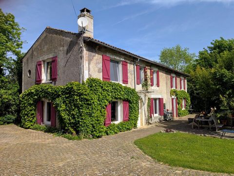 Maison ancienne rénovée offrant de vastes espaces