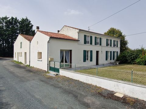 Dpt Charente Maritime (17), à vendre SAINT COUTANT LE GRAND maison P6 de 166 m² - Terrain de 1 000,00 m²