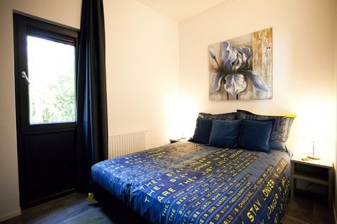 Dit vrijstaande en moderne vakantiehuis staat op het natuurrijke vakantiepark Resort De Hooge Veluwe. Het ligt pal tegenover het mooie en unieke Nationaal Park Hoge Veluwe en toch op maar 9 km. van het gezellige centrum van de stad Arnhem. Het vakant...