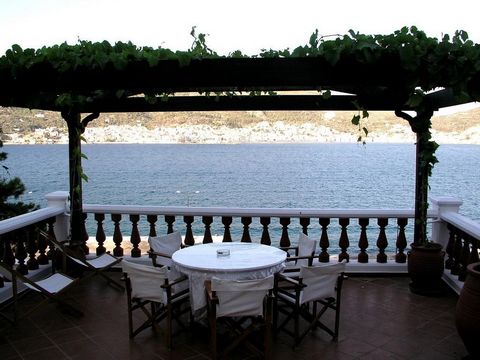 Vrijstaande villa op vier niveaus, gebouwd van steen en porselein in de charmante wijk Malagaris, Samos. Bouwjaar 1936, volledig gerenoveerd in 2000 en 2015. In wezen drie onafhankelijke huizen. De twee bovenste verdiepingen vormen één huis met houte...