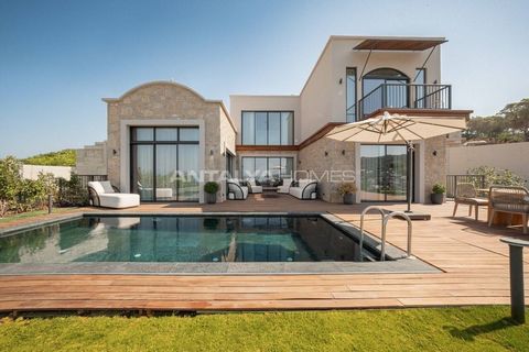 Maisons individuelles à Bodrum Türkbükü avec vue sur la mer Les maisons comprennent 4 chambres à coucher, un salon, une cuisine ouverte, 4 salles de bains et une terrasse spacieuse. Le projet comprend 9 villas individuelles sur un terrain de 7 000 m²...