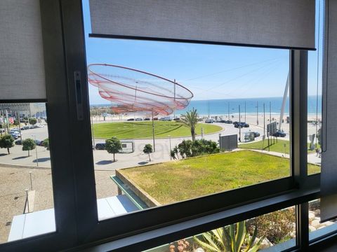 Apartamento T3 com vistas fantásticas. Inserido no Condomínio fechado com piscina, Portas do Mar, numa zona de grande prestígio na 1a linha do Mar em Matosinhos Sul. O apartamento beneficia de agradáveis vistas sobre o Mar, desenvolvendo-se em, hall ...