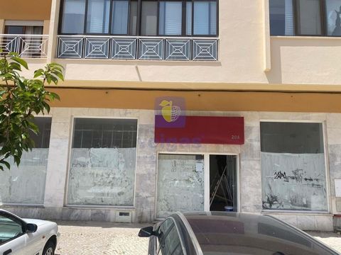 Space for investors with a 7.4% Yield. Store on the ground floor, with a street window, measuring 204.48 m² located in the district of Setúbal, Municipality of Barreiro, in a consolidated area with a range of commerce, public transport and services n...