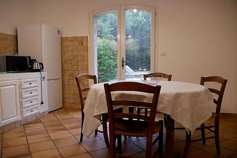 In dit traditionele, gelijkvloerse familiehuis voel je je meteen op je gemak dankzij de inrichting, de vloer met tegels en de zeer grote tuin met altijd schaduwhoekjes. De keuken, voorzien van een fornuis met 2 kookplaten en een koelkast, geeft direc...