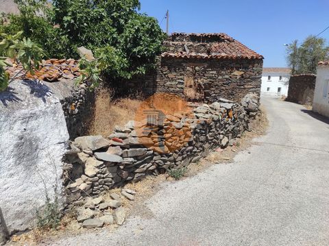 Casa Térrea de Aldeia com Logradouro, para recuperação, Moradia em pedra, situada no centro da Aldeia de Cerro da Vinha em Alcoutim. Pequeno espaço exterior para jardim ou piscina. Situado num lugar maravilhoso com uma paisagem fabulosa. Numa Aldeia ...