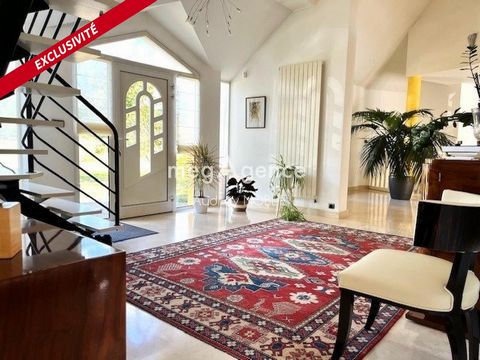 RARE A DECOUVRIR : MAISON D'ARCHITECTE SUR 4,7HA AVEC PISCINE, PARC ARBORE, ETANG et BOIS