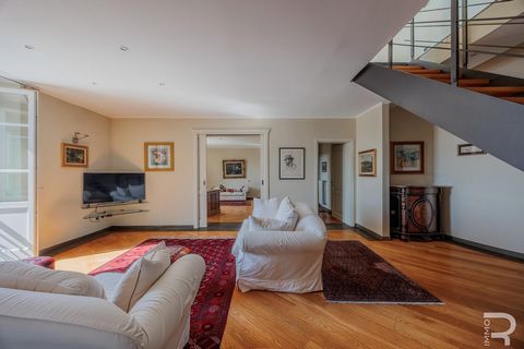Im Zentrum von Livornos berühmtem Stadtteil Venezia, in einer ruhigen Seitenstraße, finden Sie dieses außergewöhnliche Apartment, das historischen Charme und modernen Komfort eindrucksvoll verbindet. Das beeindruckende Gebäude stammt aus den 1700er J...