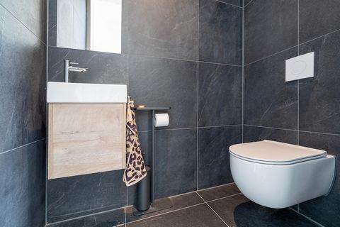 Geniet van een fantastische vakantie in deze moderne, luxe vrijstaande villa aan het water. Deze woning heeft een eigen aanlegsteiger voor een sloep, waarmee je binnen een paar minuten varen het Veluwemeer bereikt. De steiger is ook ideaal voor een v...